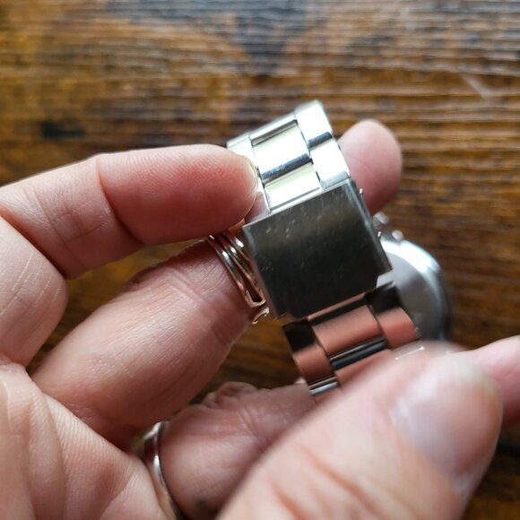 NWOT HELLO KITTY QUARTZ WATCH - Picture 5 of 6